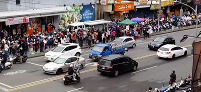 真的氣到了！罷免洪孟楷熱度不減 周軒：開門前半小時就有許多人排隊