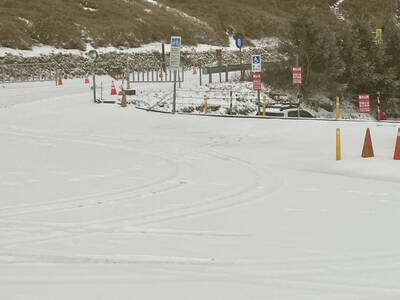 合歡山下雪了！整夜降雪10公分深  銀白世界迷人
