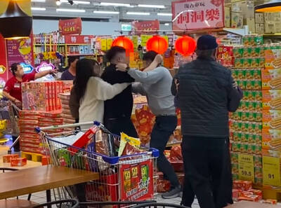 年貨大街變格鬥場！採買年貨2人大打出手 雙方掛彩