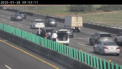 趕吃年夜飯！國一上午多起小客車追撞釀回堵 國5下午開始塞