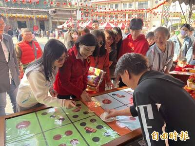 雲林「歡喜來過年」重現廟埕傳統年味 祖孫三代擲骰子樂翻天