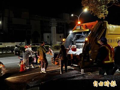 嘉市春節限定丟垃圾景象 夜間燈光映射下人群像……