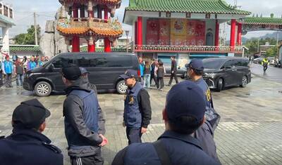 傅崐萁發福袋身旁大批警力護駕 八炯：你來新城我再去找你