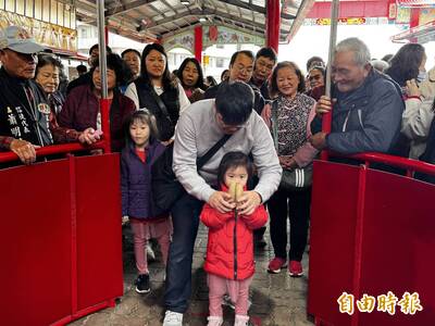 驚奇！ 東石港口宮慈善聖杯博杯 女童連12聖筊贏得iPhone 16 pro