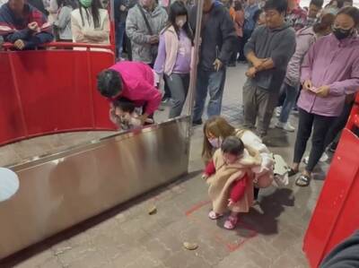 驚呼連連！嘉義東石港口宮 1歲女童13聖杯迎回「金媽祖」神尊