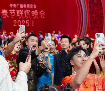 中國春晚主持人「用iPhone」被抓包 小粉紅怒斥︰辱華漢奸！