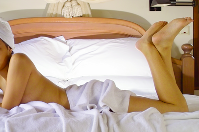 妻偷吃人夫網友摩鐵啪啪 教授手機定位「抓猴」崩潰求償