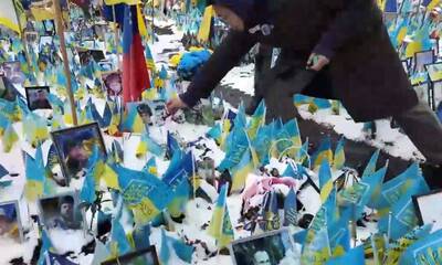 中國實況主赴基輔獨立廣場為陣亡士兵獻花 青天白日旗意外入鏡