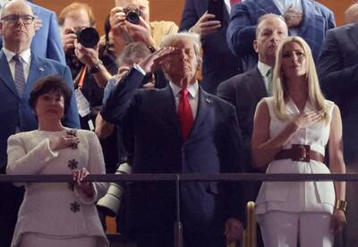 川普嘲諷「泰勒絲遭噓」！ 超級盃「對比畫面」引爆話題