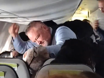 阿拉斯加航空女乘客遭怪男緊抓頭髮 英勇空少出拳連擊壓制畫面曝