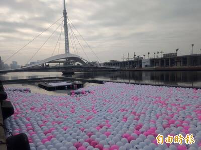 超大「湯圓海」浮現高雄大港橋畔 民眾︰吉伊卡哇要吃的？