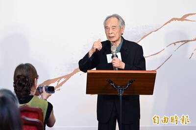 9旬國寶作家李喬接苗二罷免領銜人 朱宥勳：對不起低估了您的意志