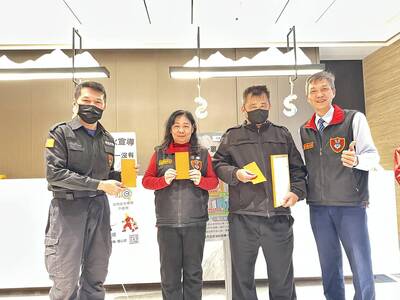 無畏成排水溝竄火持滅火器救災 桃市消防局表揚見義勇為社區住戶