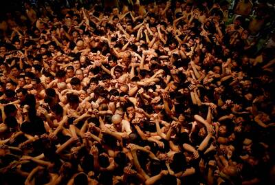 日本「裸祭」寒冷冬夜登場！上萬裸男熱血爭搶好運寶木