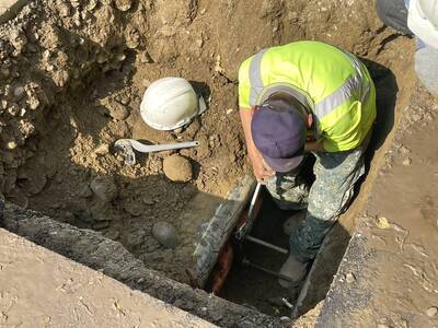 竹縣竹北光明五街與縣政十三街施工挖破瓦斯管線  籲用路人避開