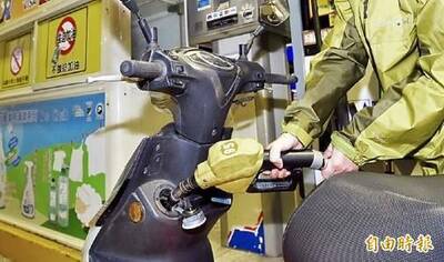 重機大叔慘了!捏加油女屁股1下 判8月徒刑