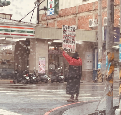 埔里阿姐孤身冒雨高舉「罷免馬文君」 勇敢背影讓數千網友噴淚！