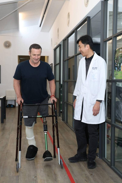 美籍男雙腿遭卡車輾斷  經童醫積極搶救終踏上返鄉路