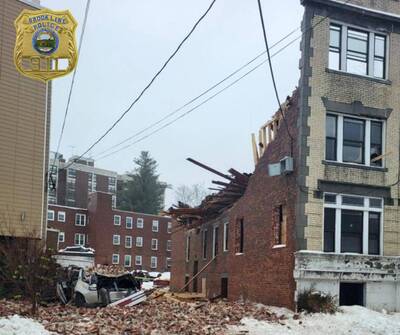 美國施工大樓突然倒塌 瓦礫磚塊掉落壓壞街上汽車畫面曝