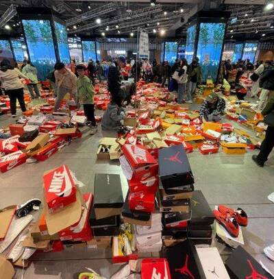 垃圾堆尋寶！奧客瘋搶特賣會變調 網氣炸：鞋子全躺地上