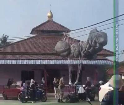 天上掉下來的......馬來西亞傘兵訓練被吹偏 降落撞倒機車騎士