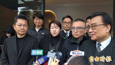 民眾黨立院黨團拈香致意 黃珊珊：盼柯爸保佑柯文哲