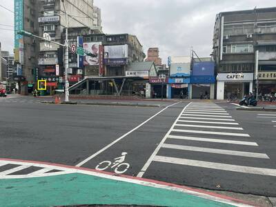 紅綠燈竟設在斜對角！北市這路口行人要「轉頭」過馬路超危險