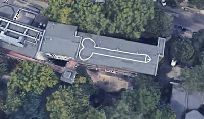 柏林小學屋頂驚見超巨生殖器！狂刷油漆仍難掩「壯觀」畫面