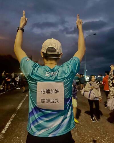 跑馬拉松秀「花蓮加油 罷傅成功」 吳醫師：一定要堅持到最後