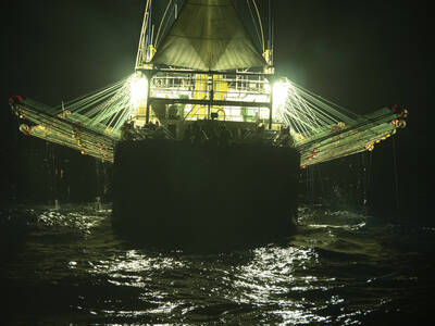 越界捕撈魷魚如「漂浮城市」 阿根廷軍方加強打擊中國漁船