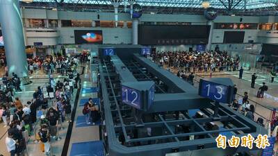 桃園機場二期航廈停電 通關旅客大排長龍