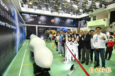 火箭、衛星現身彰化縣村上國小 「校園太空博覽會」探索科技玩科普