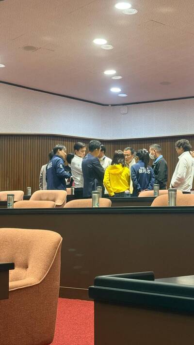 立院詭異群聚！黃帝穎揭「修容組立委」陰謀：阻礙金流追查