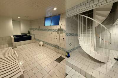 商務旅館房間「浴室超大+神秘旋轉樓梯」 日網疑︰前AV拍片場地？