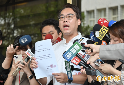 留學生因預算遭砍領嘸獎學金 民眾黨中央委員嗆「關我屁事」惹眾怒！