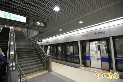 機場捷運又出包  乘客貼文罵：列車沒到站就熄燈卡隧道