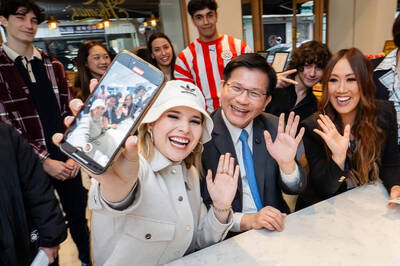 同框友邦百萬網紅大啖巴拉圭牛肉 林佳龍預告將再訪