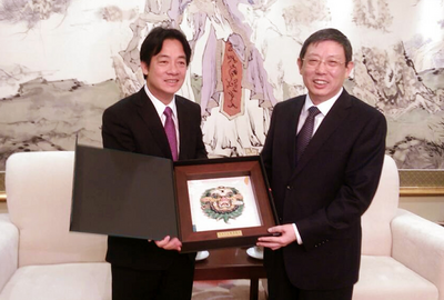 藍營1張照酸賴清德也舔共  八炯翻出他訪中大談六四、台獨狠打臉！