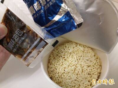 泡麵蓋子超難撕！ 網教用「1物」爽快又俐落