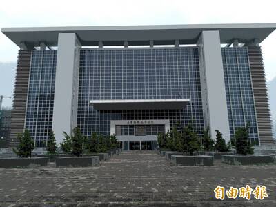 超市外牆噴畫性圖樣 又闖店內地板塗鴨「射厚」栽了