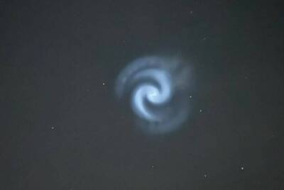 UFO降臨？英國夜空驚現神秘螺旋光暈 原因揭密