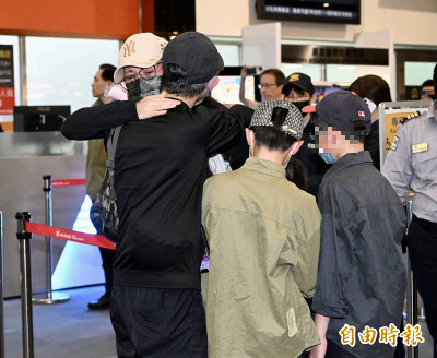 亞亞擁抱子女5分鐘道別 八炯酸：中媒肯定不斷剪輯批台灣害骨肉分離