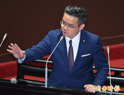 拉洪申翰背書沒刪育兒津貼預算！黃健豪被抓包搞錯部會還收割政績