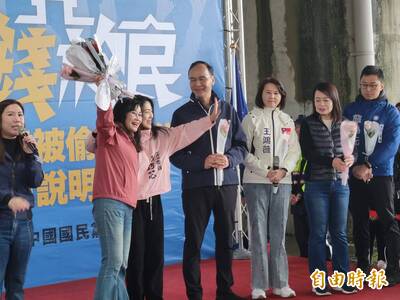 撇「走火入魔」徐巧芯送玫瑰花、擁抱 秦慧珠：國民黨榮辱與共