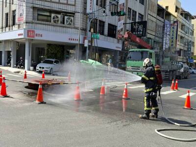 彰市道路施工挖破瓦斯管線 消防灑水警戒