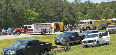 南卡羅來納州高速公路校車翻車事故 1死21傷