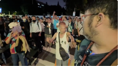 遭藍支持者瘋狂打罵淋飲料！四叉貓回應了