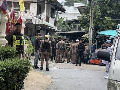 曼谷老城區傳槍響！吸毒男找不到女友 怒對空連開6槍與警對峙