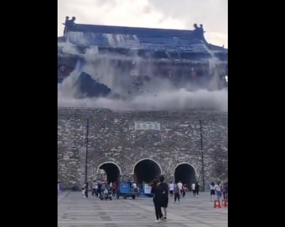 才修好1年就垮！中國650年城樓瓦片崩落 民眾奔逃畫面曝