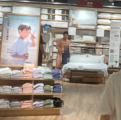 照片曝光！板橋無印良品驚見裸男滾床 300萬網友看傻
